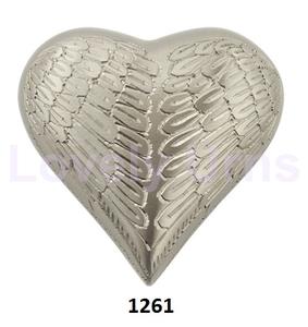 Urna de recuerdo de corazón de peltre con alas de Ángel grabadas con soporte - Product Image 1