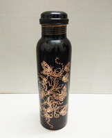 Bouteille d'eau gravée de fleurs en cuivre de style unique Antique noir de qualité supérieure avec couvercle anti-fuite et look de designer haut de gamme