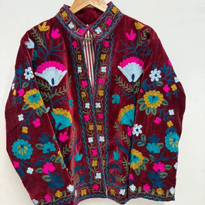 Veste universitaire d'hiver pour femmes faite à la main avec broderie Suzani, tissu court en velours tissé, écologique et coupe-vent, motif floral - Product Image 1