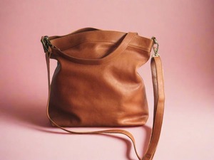 Sac hobo tendance en cuir tanné pour femme, sac à bandoulière souple, sac à main vintage couleur cognac bonbon, avec poche zippée et deux lanières - Product Image 5