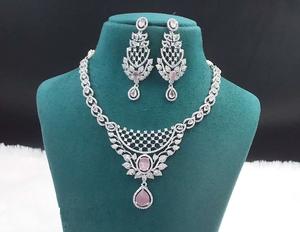 Nouvel arrivage de collier de bijoux AD à l'aspect élégant conçu pour les styles classiques et contemporains prêt à être expédié au prix de gros - Product Image 1