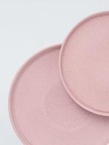 Ensemble d'assiettes en céramique rose doux, finition texturée subtile, forme élégante, qualité durable pour un attrait culinaire contemporain - Product Image 2