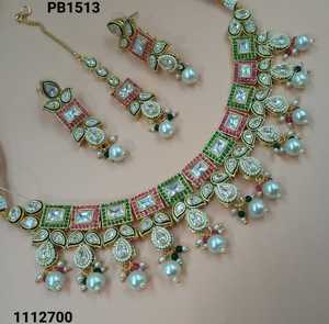 Collier ras du cou indien fantaisie traditionnel et à la mode couleur or Kundan perle boucles d'oreilles ensemble avec Mangtikka pour femmes et filles - Product Image 2