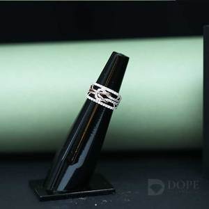 แหวนดีไซน์เนอร์สุดฮิตสำหรับทุกเพศ ทองคำแท้ 18KT รับรองโดย IGI แหวนเพชรโมอิสซาไนต์สั่งทำพิเศษ ดีไซน์ทันสมัย โดดเด่น เหมาะสำหรับเป็นแหวนหมั้น - Product Image 1