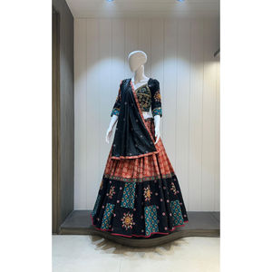 Venta al por mayor de vestidos tradicionales de festival de algodón Ikat puro, dibujados a mano, tipo Half Chaniya Choli, que absorben la humedad, a precio de fábrica. - Product Image 1