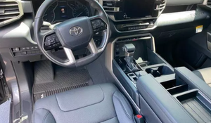 Appena arrivata, auto usata in ottime condizioni, Toyota Tundra SR5 del 2022, pickup, spedizione in tutto il mondo. - Product Image 2