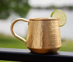 Taza de mula de Moscú martillada de latón puro de proveedor mayorista con mango Vintage mediados de siglo moderno contemporáneo - Product Image 2
