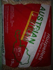 Briquettes de bois de qualité supérieure, combustible biomasse pour la cuisson, avec une teneur en cendres de 1,46 %, 4700 J de calories, densité de 1,26 g/cm³ - Product Image 6