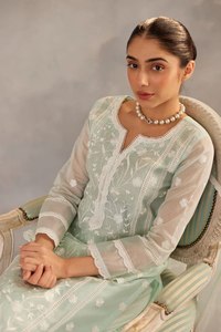 Ensemble Kurti en organza brodé de qualité supérieure, trois pièces, avec broderie blanche, pantalon droit en crêpe et organza léger - Product Image 4