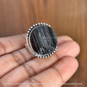 แหวนเงินแท้ 925 ประดับพลอยทัวร์มาลีนสีดำแบบดรูซี่ ฝังแบบเบเซล ประดับด้วยมอยส์ซาไนต์ ออกแบบโดยดีไซเนอร์ โรงงานผลิตเครื่องประดับขายส่ง - Product Image 3