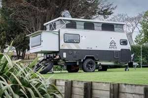 Nuevos Paneles Solares y Muebles de Lujo 2024 para Remolque Camper Todoterreno 4x4 de Expedición Pequeña de 22 pies y 6000 libras - Product Image 5