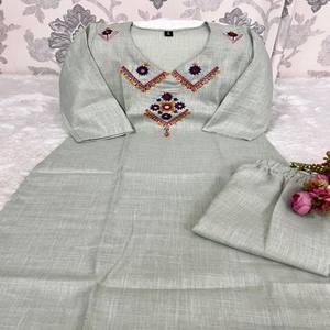 Conjunto de Kurti y Pantalón de Algodón Slub Dhabu Puro de VASTRA COTTAGE con Hermoso Bordado de Espejo en el Cuello, Ropa Étnica para Mujer - Product Image 3