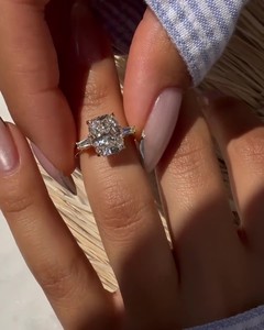 Bague de fiançailles à trois pierres en CZ taille coussin 10x8 mm, plaquée or jaune, argent 925, bijoux de mariage fins pour femmes, vente en gros - Product Image 6