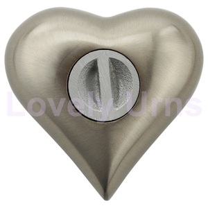 Urna de recuerdo de corazón de peltre con alas de Ángel grabadas con soporte - Product Image 3