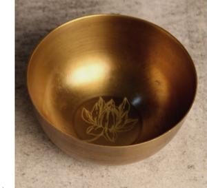 Cuenco para servir de Metal Chapado en latón para boda hecho a mano personalizado bajo diseño de flores cocina decorativo hecho a mano cuenco para servir de Metal - Product Image 1