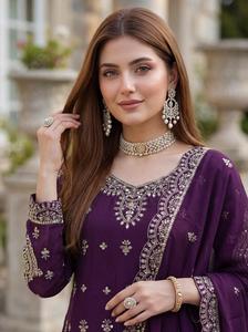 Traje Salwar Kameez de Seda Chinon para Bodas Indias con Bordado de Lentejuelas y Zari, con Dupatta de Trabajo Elaborado - Product Image 4