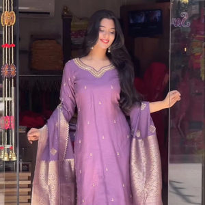 ชุดผ้าไหมพิมพ์ลายกล้วยกล้วยหนาดีไซเนอร์สำหรับงานปักด้วยมือและงานหนักบนพื้นด้านล่างมีขอบลูกไม้สี่ด้านแฟนซี - Product Image 1