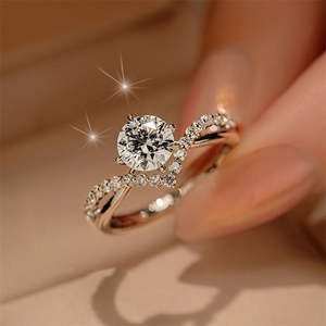 แหวนหมั้นโมอิสซาไนต์ทรงบริลเลียนต์ 1 กะรัต ดีไซน์คลาสสิกหรูหรา แฟชั่นใหม่ ตัวเรือนเงินแท้ 925 ชุบเงิน แบบไขว้ - Product Image 2