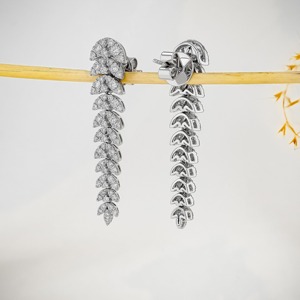 Pendientes Colgantes de Oro Blanco de 18k con Diamantes de 2.08ct, Diseño de Hoja Inspirado en la Naturaleza, Joyería Elegante para Bodas y Aniversarios - Product Image 6