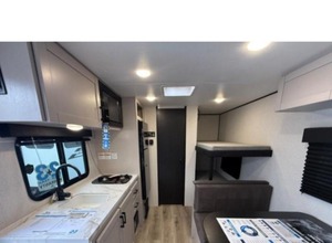Remorque de camping-cuisine tendance Jay Feather Air SL 17BHSL Bunkhouse, câblage intégré, capacité de 2 885 lb - Product Image 3