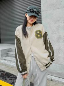 Chaqueta Varsity de Secado Rápido para Mujer 2026, Estilo Béisbol, Corte Holgado, Chaqueta Universitaria Transpirable y Ligera, Logotipo Personalizado al por Mayor - Product Image 4