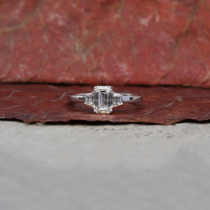 Anillo de compromiso de tres piedras cultivadas en laboratorio con corte esmeralda de 1,0 quilates, regalo de aniversario para su anillo de diamante CVD - Product Image 6