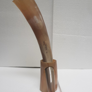 Corne à boire viking de qualité supérieure avec support, faite à la main, 350 ml, design vintage de luxe pour les soirées viniques, fabriquée à la main en Inde - Product Image 1