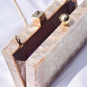 Sac à main en résine pour femmes, design floral poli artisanal, classique, simple, élégant, avec un aspect marbré, pour les mariages et les soirées - Product Image 4