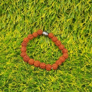 Pulsera de cuentas Rudraksh auténtica de calidad superior para meditación o alivio del estrés y vibraciones positivas a precio con descuento - Product Image 3
