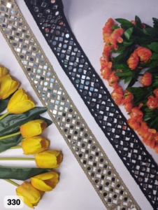 Lacets brodés à la machine de différents motifs et couleurs pour robes de mariée fabriqués sur mesure en miroir avec des motifs géométriques - Product Image 4