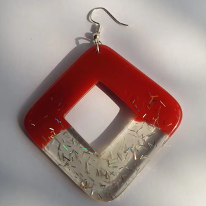 Boucles d'oreilles en résine de mode vintage fabriquées à la main avec motif d'ange 3D Luxueux élégant couleur personnalisée pour les femmes en Inde - Product Image 1