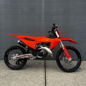Motocicleta de motocross KTM 125 SX de 124.8 cc y 2 tiempos, nueva en stock, a la venta. - Product Image 6