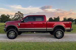 Ford F-350 Super Duty King Ranch 4x4 2020 d'occasion en bon état, 1 propriétaire, moteur V8 turbodiesel 6,7 litres, 4 roues motrices, Rapid Red - Product Image 3