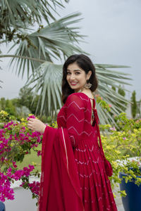 ชุดอนาร์กาลีปักลายสีแดงทับทิมยูนิตี้ ลักชัวร์ พร้อมผ้าคลุมไหล่ สำหรับงานเทศกาลและงานเลี้ยงระดับพรีเมียม - Product Image 3