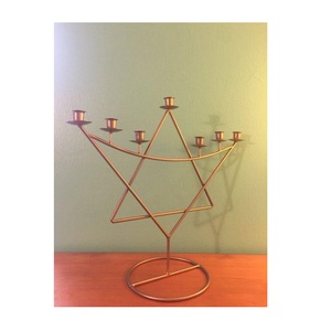 Elegante Candelabro Menorá de Aluminio Niquelado con Múltiples Brazos para Festividades, Diseño Clásico y Tradicional para Decoración del Hogar - Product Image 3