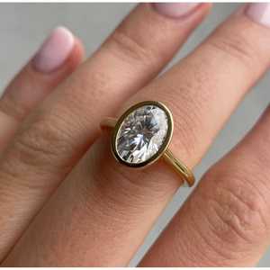 Anillo de Compromiso con Diamante de Laboratorio Certificado por IGI de 2.50 ct, Color D-E-F, Claridad VVSVS, Forma Ovalada, Disponible en Oro o Platino - Product Image 2