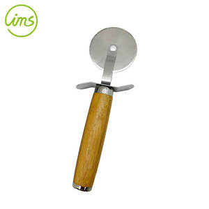 Rueda rebanadora de pizza de acero inoxidable con logotipo personalizado con mango de Bambú - Product Image 2