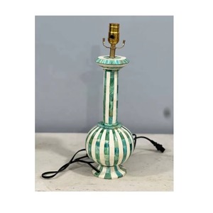 Lampe de table incrustée d'os vert et crème Lampe de table de chevet élégante de style Surai avec éclairage de travail incrusté complexe pour la décoration de salon - Product Image 2
