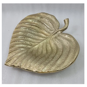 Plat décoratif en métal de qualité supérieure en forme de feuille avec une finition dorée et un design en forme de feuille Plat à servir pour les noix - Product Image 3