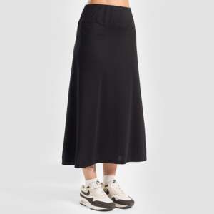 Jupe en satin élégante noire taille empire XS, style crayon portefeuille avec imprimé décoratif, en matière Spandex douce et respirante - Product Image 5