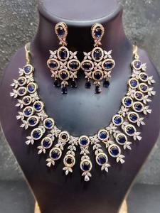 Vente flash Collier et boucles d'oreilles en pierre de saphir bleu royal en forme de larme de luxe pour mariage et soirée Disponible au prix d'usine - Product Image 2