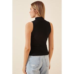 Blusa estiva da donna senza maniche a collo alto in maglia bianca e nera - Product Image 4