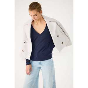 Blusa Casual con Cuello en V y Manga Corta con Logotipo Frontal, 100% Poliéster, Corte Regular, 220g - Product Image 5