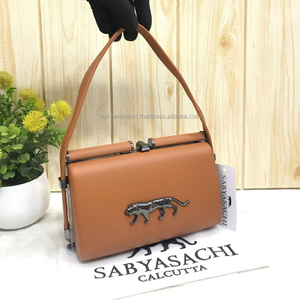Bolso de Mano Clásico Hecho a Mano Sabyasaachi con Tela Acrílica Brillante y Cierre Magnético, Imprescindible para el Día de la Boda - Product Image 1