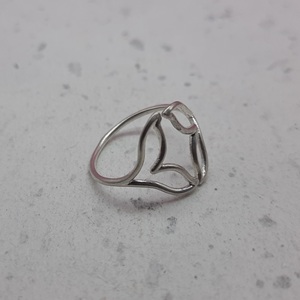 Bague fine en argent sterling 925 ajustable avec lunette en forme d'aileron de dauphin Bague bohème artisanale Bague en argent empilable - Product Image 1