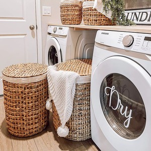 Esta cesta tejida, con forma de jacinto de agua y con asa de hierba marina, es perfecta para organizar artículos en el baño o la lavandería. - Product Image 4