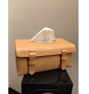 Organisateur de mouchoirs en cuir pour siège de voiture, design optimal, sac suspendu, boîte de rangement pour mouchoirs faite à la main, accès pratique, vente en gros - Product Image 2