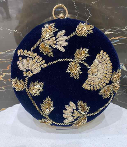 Pochette noire classique pour femme Sac à main accessoire de mode élégant et minimaliste pour un style intemporel et des tenues de soirée d'Inde - Product Image 5