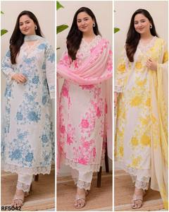 Ensemble kurti luxueux à imprimé floral en rayonne et coton, trois pièces avec détails en dentelle délicate, pantalon droit et dupatta imprimé - Product Image 1