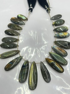 Cuentas de labradorita de cuarzo de fuego múltiple natural, hebras largas de gota de perlas Briolette lisas de 8 pulgadas de Jaipur Rajasthan - Product Image 2